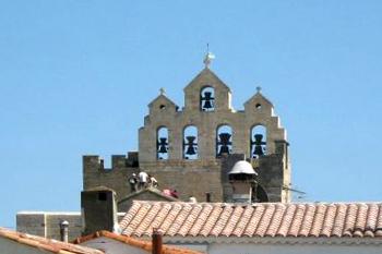 Kostel Nlotre-Dame-de-la-Mer ve francouzském Saintes-Maries-de-la-Mer (© Pavel Vítek 06/2005)