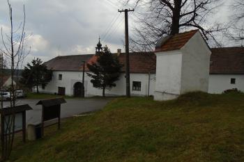pohled na kapličku od jihozápadu, vpozadí panský dvůr (© Marcela Váňová 04/2021)