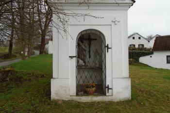 půlkruhový výklenek s křížem a se sochami Panny Marie a sv. Jana Nepomuckého, uzavřený kovanou ozdobnou mříží (© Marcela Váňová 04/2021)