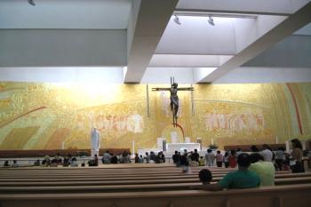 Bazilika Panny Marie Růžencové v portugalském městě Fátima. (© Pavel Vítek 06/2005)