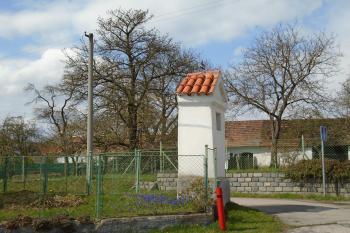 pohled na kapličku z jihovýchodu (© Marcela Váňová 04/2021)