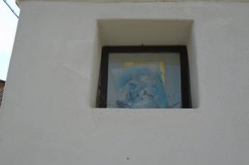 průčelí kapličky s výklenkem (© Marcela Váňová 04/2021)