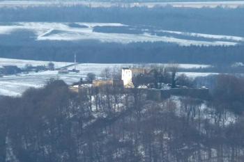 celkový pohled na hrad z hřebenu Ondřejníku ( © Jan P. Štěpánek 01/2012)