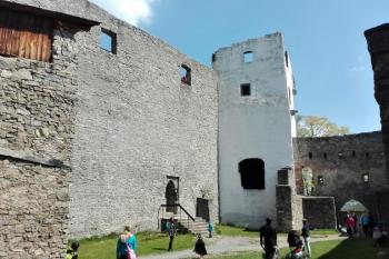 nádvoří před hradním jádrem a se 6. branou do jádra hradu (© Jan P. Štěpánek 05/2016)
