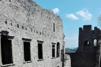 nádvorní průčelí renesančního biskupského paláce - v pozadí v patře hlavní sál a nad ním hradní kaple (© Jan P. Štěpánek 05/2016)