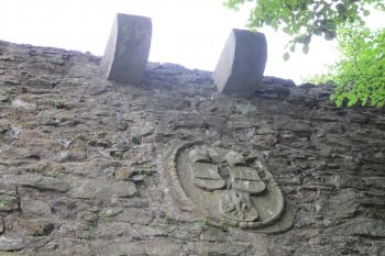 panovnícký erb a krákorce nad hlavní bránou (© D Dohňanský, 06/2017)