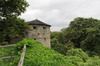 jedna z bašt, zasazených do jz.hradeb (© D Dohňanský, 06/2017)
