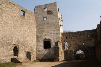 jížní líc vnitřního hradu s přistavěným poalácem a 6. hradní branou (© Miroslav BITTER 06/2005)