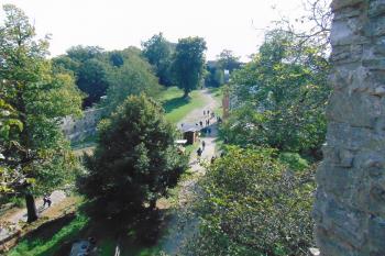 Pohled z předsunutého opevnění /kulatina/ na velké čelní předhradí (© Dušan Dohňanský 09/2020)