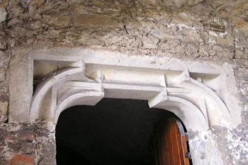 architektonický detail ostění dveří ve 4. bráně ( © Jan P. Štěpánek 08/2005)
