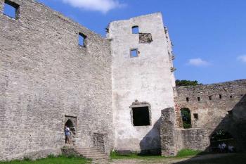 jížní líc vnitřního hradu s přistavěným poalácem a 6. branou ( © Jan P. Štěpánek 08/2005)