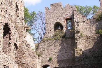 nádvorní zeď východního paláce vnitřního hradu s kaplí ( © Jan P. Štěpánek 08/2005)