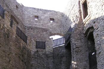 nádvorní zeď západního paláce vnitřního hradu s pozůstatkem okrouhlé věže ( © Jan P. Štěpánek 08/2005)