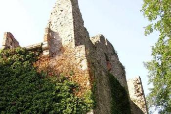 vnější stěna východního paláce s částečně zachovalým balkónem ( © Jan P. Štěpánek 08/2005)