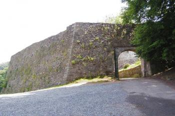Pohled na bastion s 1. hradní bránou (© Jan P. Štěpánek 06/2006)