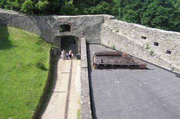 Pohled z okrouhlé věžice při 2. bráně na přístup od brány 1. (© Jan P. Štěpánek 06/2006)