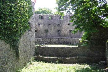 Okrouhlá dělová bašta v jižní části opevnění při příkopu mezi 3. a 4. branou (© Jan P. Štěpánek 06/2006)