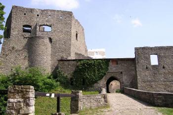 Pohled na vnitřní hrad s opevněním. (© Jan P. Štěpánek 06/2006)