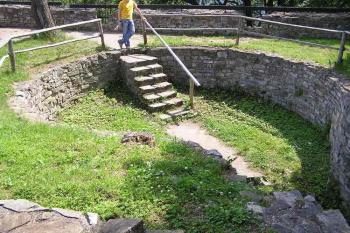 Vnitřek jižnějšího z východních bastionů (© Jan P. Štěpánek 06/2006)
