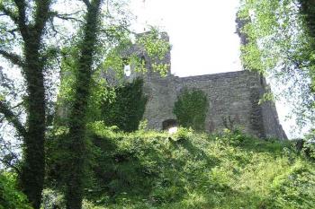 Pohled od východu na vnější část vnitřního hradu (© Jan P. Štěpánek 06/2006)