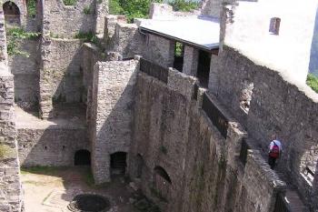 Pohled ze západní části vnitřního hradu na budovy a nádvoří vnitřního hradu (© Jan P. Štěpánek 06/2006)