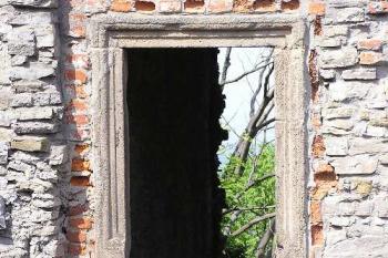 Detail jednoho z kamenných ostění dveří na tzv. Khuenovském paláci (© Jan P. Štěpánek 06/2006)