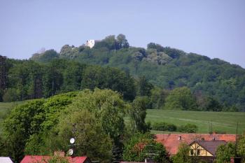 Hrad Hukvaldy od jihovýchodu ze vsi Kozlovice ( © Jan P. Štěpánek 05/2007)
