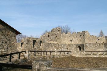 Pohled na opevnění velkého příkopu z mostu 5. hradní brány (© Miroslav BITTER 04/2005)