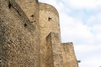 Pilíře jižní strany opevnění velkého příkopu (v pozadí roh budovy purkrabství a podkovovitá bašta) (© Miroslav BITTER 06/2005)