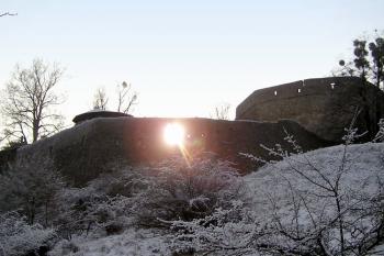pohled na vstupní část hradu z jeho severního předpolí ( © Jan P. Štěpánek 01/2008)