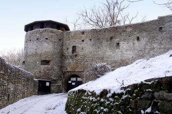 2. vstupní brána hradu střežená okrouhlou baštou a barokním bastionem (vlevo) ( © Jan P. Štěpánek 01/2008)