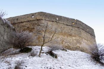 pohled na severní stranu předsunutého opevění hradu tzv. Kulatiny ( © Jan P. Štěpánek 01/2008)