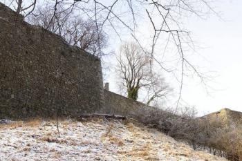 pohled od jihovýchodu na zadní (východní) část hradu s dvojicí nárožních bastionů ( © Jan P. Štěpánek 01/2008)
