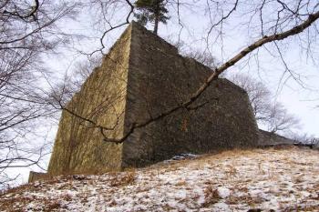 jižní z dvou nárožních bastionů v zadní (východní) části hradu ( © Jan P. Štěpánek 01/2008)