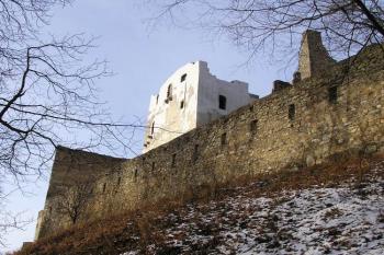 pohled na jádro hradu s dominující omítlou boskovickou přístavbou ( © Jan P. Štěpánek 01/2008)