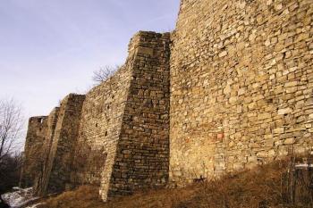 pilíře zpevňující jižní hradbu mezi 4. a 5. hradní bránou ( © Jan P. Štěpánek 12/2007)