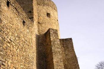 válcová bašta v jižní hradbě při 5. hradní bráně ( © Jan P. Štěpánek 12/2007)