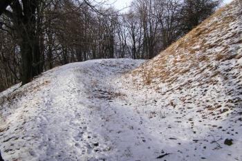 val a příkop sledující obvod Kulatiny na jižní straně ( © Jan P. Štěpánek 12/2007)