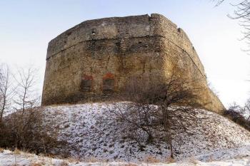 čelo hradu Hukvaldy s tzv. Kulatinou ( © Jan P. Štěpánek 12/2007)