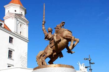 Socha Svatopluka,  třetího panovníka Velké Moravy, na bratislavském hradě. (© Pavel Vítek 09/2010)