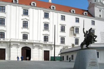 Socha Svatopluka,  třetího panovníka Velké Moravy, na bratislavském hradě (© Pavel Vítek 09/2010)