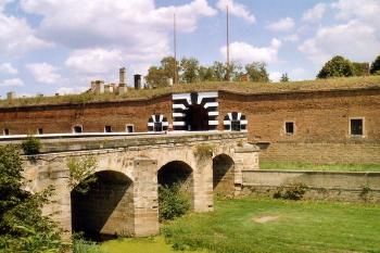 Přístupový most přes příkop (řečiště Staré Ohře) do Malé pevnosti (© Jiří Cukr, 08/2004)
