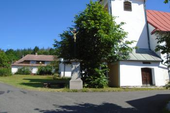 kříž u kostela (© Jaroslav Špiroch  06/2023)