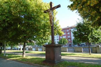 kříž na Zátkově nábřeží (u řeky Malše) od jihovýchodu (© Marcela Váňová  06/2021)