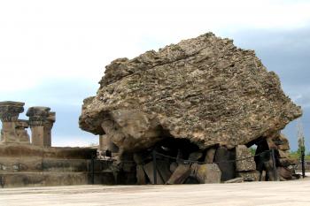 Zříceniny a vykopávky katedrály Zvartnots v Arménii. (© Pavel Vítek 07/2008 )