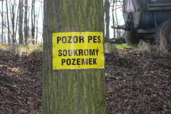 Cedule umístěné kolem celého tvrziště ( © Dušan Dohňanský 03/2020)