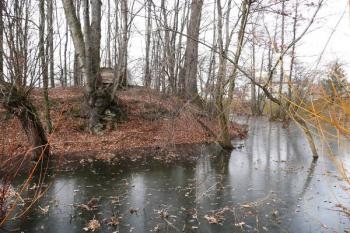 severovýchodní nároží jádra hrádku a zachovalý okružní vodní příkop ( © Jan P. Štěpánek 02/2008)