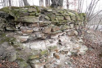 výraznější úsek obvodového zdiva při jihozápadním nároží ( © Jan P. Štěpánek 02/2008)