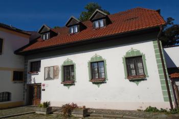 malované průčelí s freskou a obrazem, v rohu goticko-renesanční vstupní portál (© Marcela Váňová  06/2021)