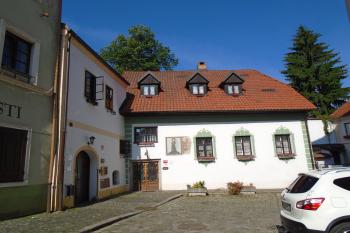 pohled z východu, v čele hlavní průčelí, vlevo přiléhající severní trakt (© Marcela Váňová  06/2021)